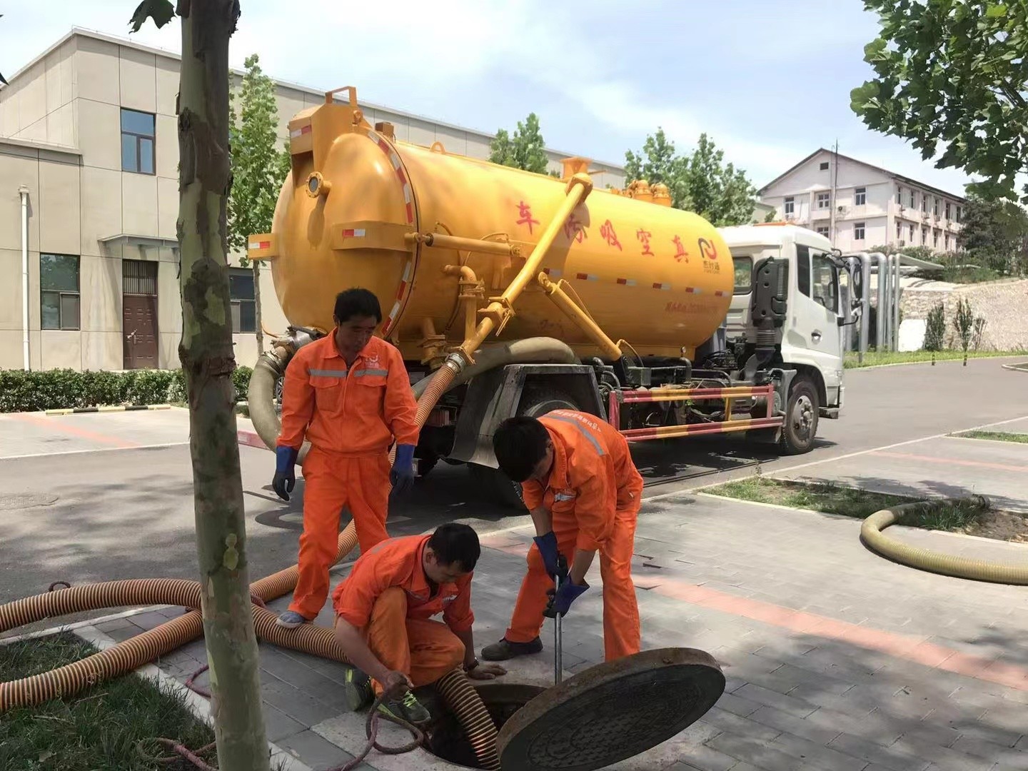 翼城管道疏通车停在窨井附近